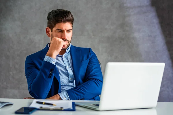 Cropped Shot Stressed Businessman Sitting Desk His Laptop Looking Thoughtfully — Stock Photo, Image