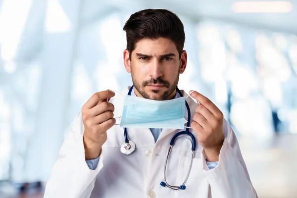 Hot Des Männlichen Arztes Setzt Gesichtsmaske Zur Vorbeugung Auf — Stockfoto