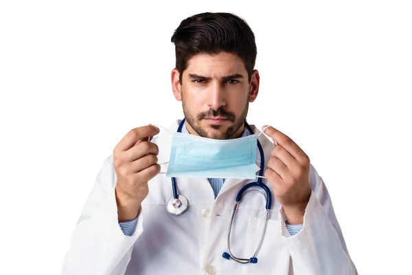 Ujęcie Męskiego Lekarza Zakładającego Maskę Twarzy Stojącego Białym Tle — Zdjęcie stockowe