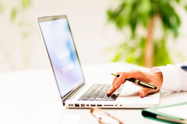 Zbliżenie Zdjęcia Ręki Biznesmena Podczas Pisania Klawiaturze Laptopów Sprawdzania Maili — Zdjęcie stockowe