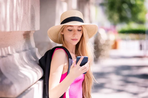 Tiro Mujer Joven Sonriente Con Sombrero Paja Mochila Mientras Está —  Fotos de Stock