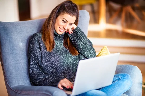 Tiro Mujer Sonriente Sentada Sillón Usando Portátil Mientras Trabajaba Desde —  Fotos de Stock