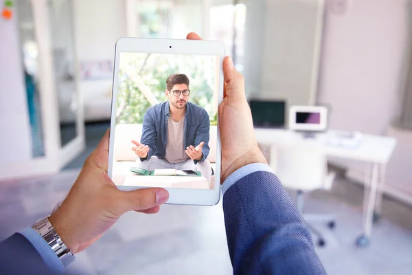 Aufnahme Eines Geschäftsmannes Der Ein Digitales Tablet Mit Einem Leeren — Stockfoto