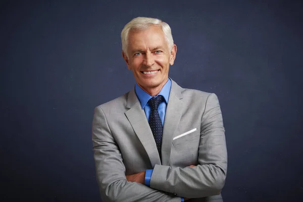 Smiling Handsome Senior Businessman Wearing Suit While Standing Arms Crossed — Stock Photo, Image