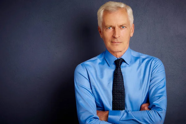 Foto Recortada Hombre Mayor Guapo Usando Camisa Corbata Mientras Está — Foto de Stock