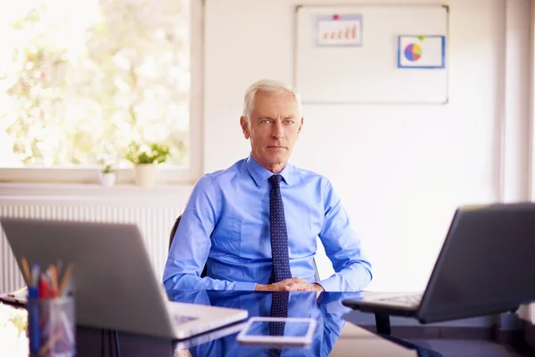 Üst Düzey Finansal Danışman Adamının Portresi Ofis Masasında Oturuyor Dizüstü — Stok fotoğraf