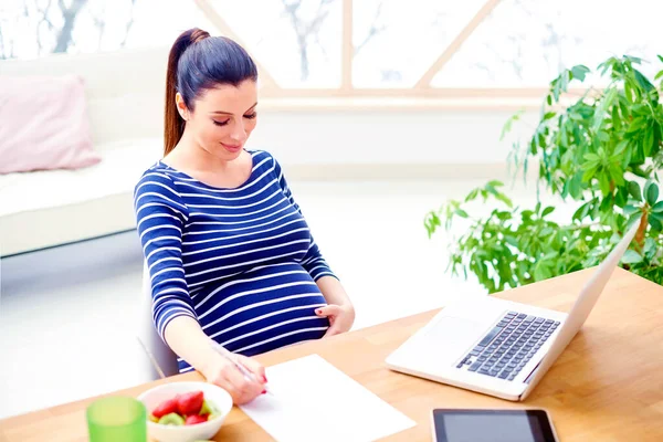 Selbstbewusste Junge Schwangere Sitzt Vor Dem Laptop Und Erledigt Von — Stockfoto