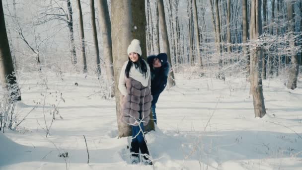 在冬季森林中的情侣 — 图库视频影像