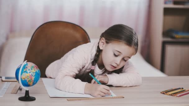Девочка рисует — стоковое видео