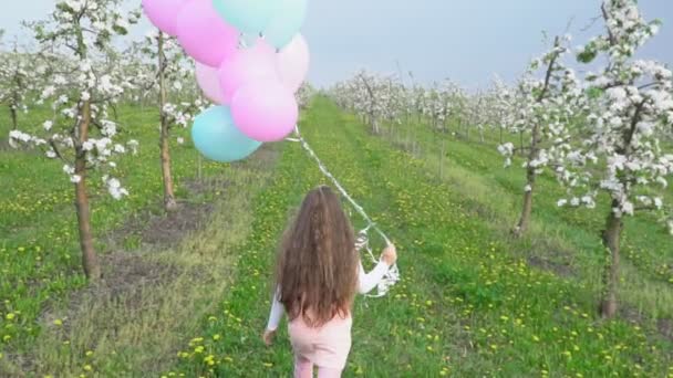 Meisje met ballonnen — Stockvideo