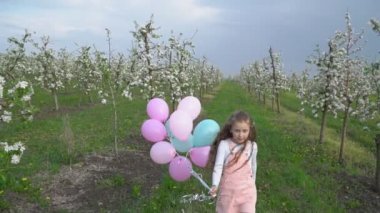 Balonlu küçük kız