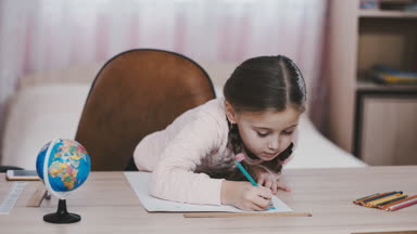 Küçük Kız Çiziyor