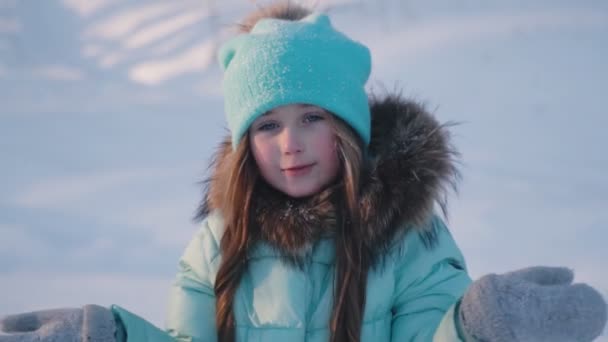 Портрет маленькой девочки с размахивающей рукой — стоковое видео