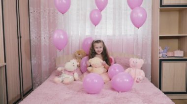 Kız kanepede oturuyor