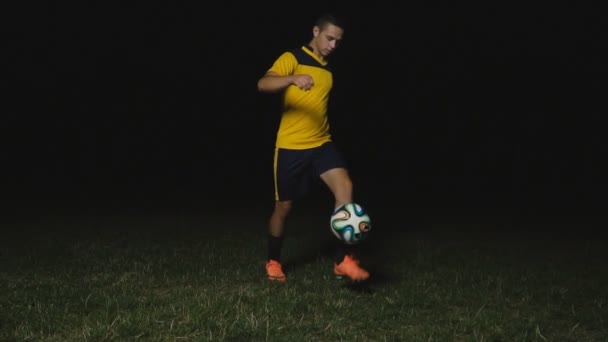 Jugador de fútbol jugando con una pelota — Vídeos de Stock