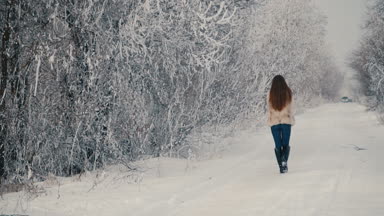 karlı yolda yürürken güzel kız