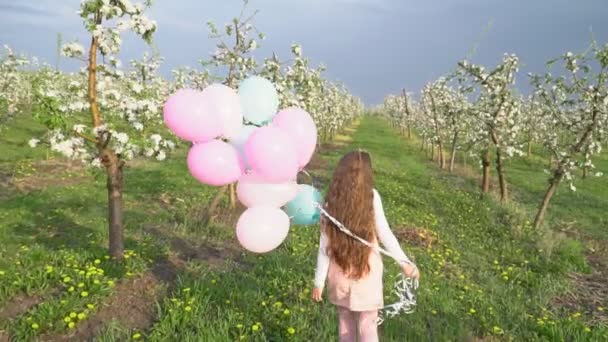 Liten flicka med ballonger — Stockvideo