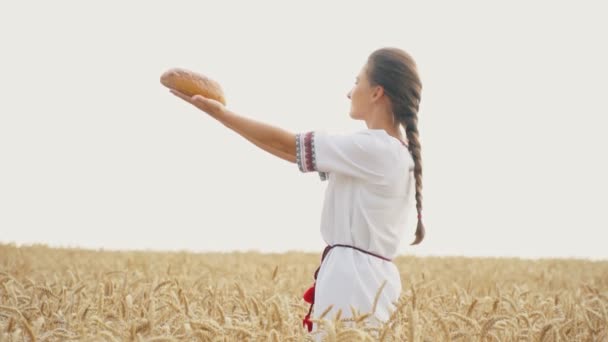 Девушка в национальном украинском костюме — стоковое видео
