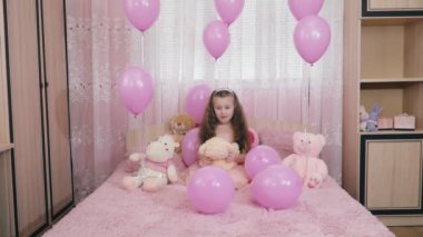 Kız kanepede oturuyor