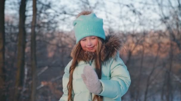 Portrait d'une petite fille avec une main ondulante — Video