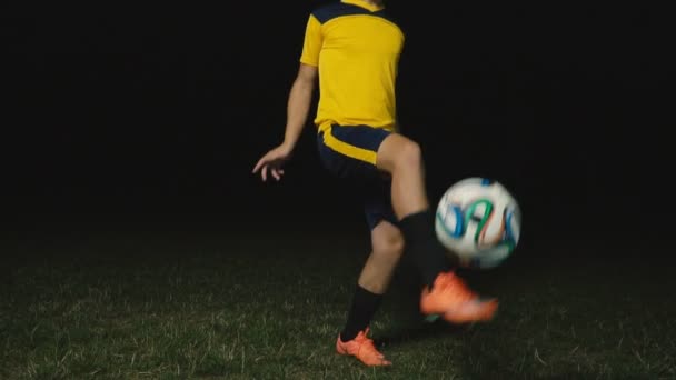 Jogador de futebol jogando com uma bola — Vídeo de Stock