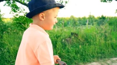 küçük çocuk pedallar olmadan bir bisiklet sürme