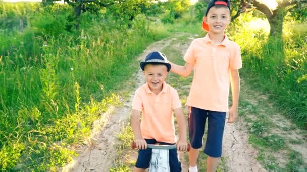 Zwei Brüder im gleichen T-Shirt — Stockvideo