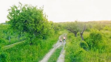 İki kardeş aynı T-shirt