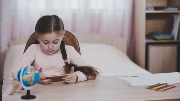 Kleines Mädchen mit Handy — Stockvideo
