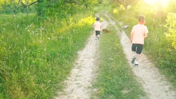 Dos hermanos en las mismas camisetas — Vídeos de Stock