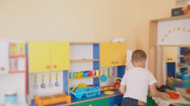 bir çocuk mutfakta yemek hazırlar küçük çocuk oyunları