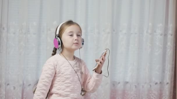 Little girl with headphones — Stock Video