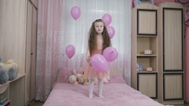 küçük kız toplar atar