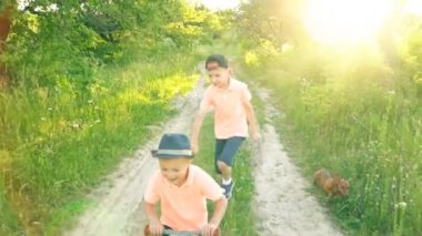 İki kardeş aynı T-shirt