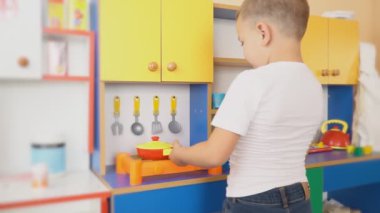 küçük çocuk ne pişiyor oynuyor