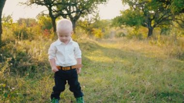 doğada küçük çocuk