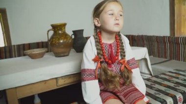 küçük kız Ukrayna ulusal kostüm