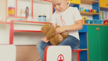 küçük çocuk Doktor oynuyor