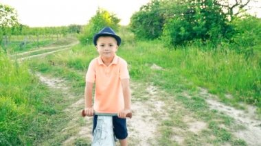 küçük çocuk pedallar olmadan bir bisiklet sürme