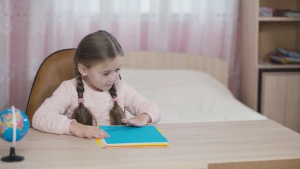 Pequena menina coleta papel colorido — Vídeo de Stock