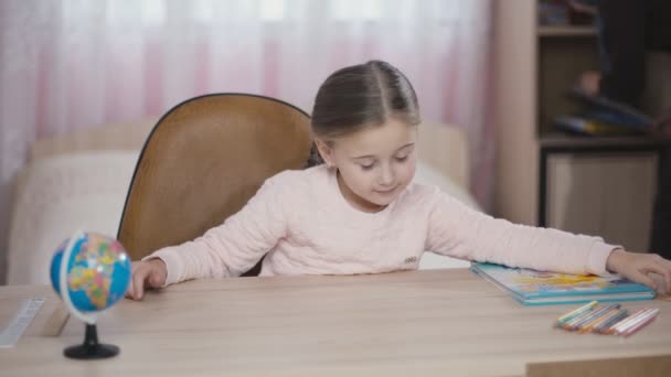 小女孩正在看书。 — 图库视频影像