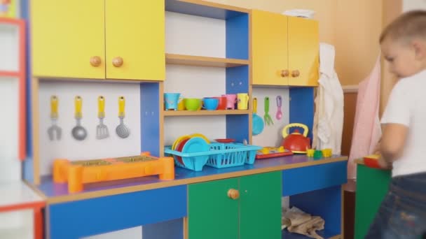 Il bambino sta giocando quello che sta cucinando — Video Stock