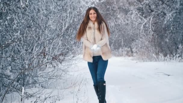 Chica jugando con la nieve — Vídeos de Stock