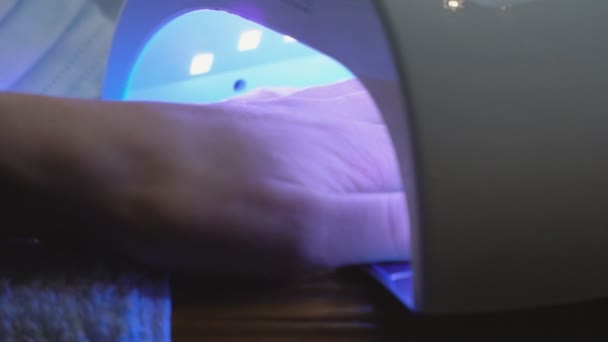 El secamiento de las uñas con ultravioleta — Vídeos de Stock