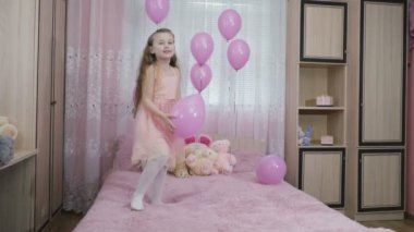 küçük kız toplar atar