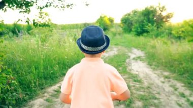 küçük çocuk pedallar olmadan bir bisiklet sürme