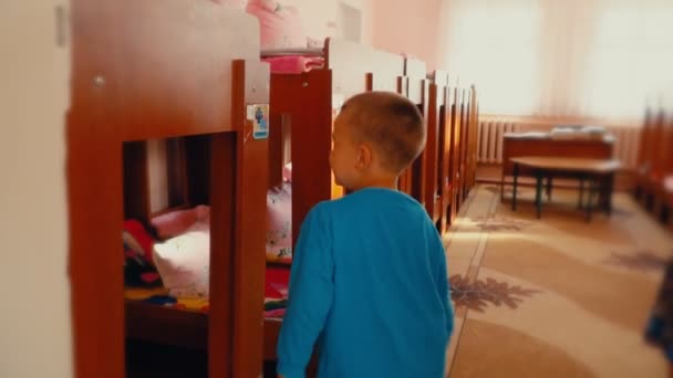 Der kleine Junge geht ins Bett — Stockvideo