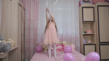 küçük kız topları ile atlama