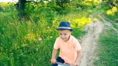 küçük çocuk pedallar olmadan bir bisiklet sürme