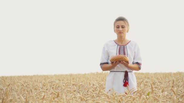 Dziewczyna w stroju Narodowego ukraińskiego — Wideo stockowe